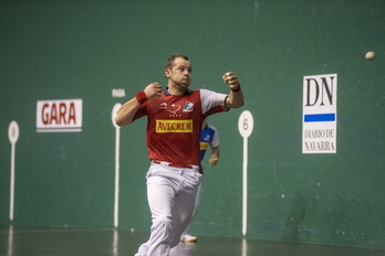 Aitor Elordi, pilota bat jotzeko momentuan.