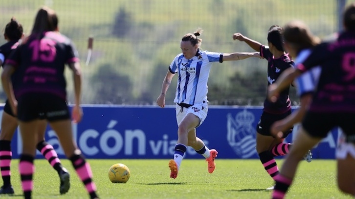 Franssi remata rodeada de futbolistas del Sporting.