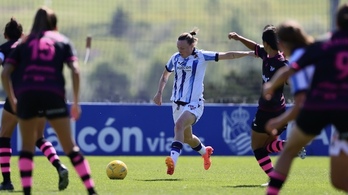 Franssi remata rodeada de futbolistas del Sporting.