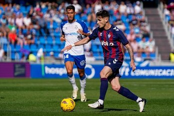 Con Ríos Reina lesionado, Cristian mantendrá su plaza en el once. En la imagen, un momento del choque de la semana pasada en Tenerife.