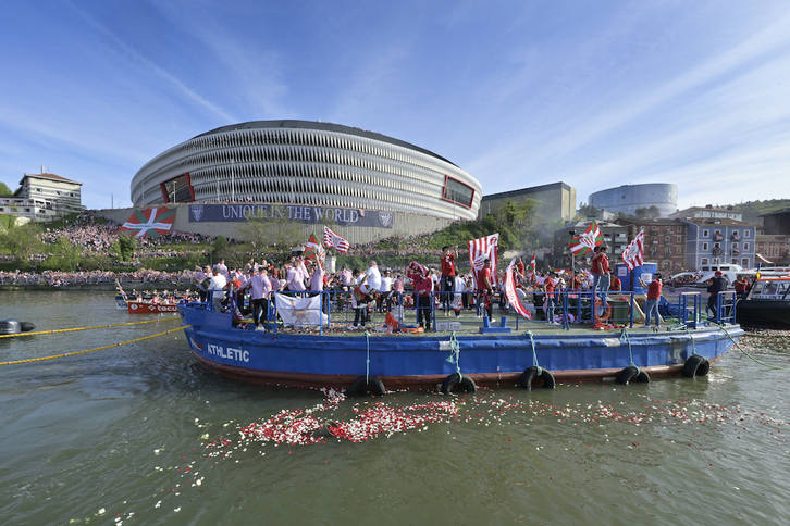 Athleticeko jokalariek gabarraren gainean ospatu zuten Kopako garaipena.