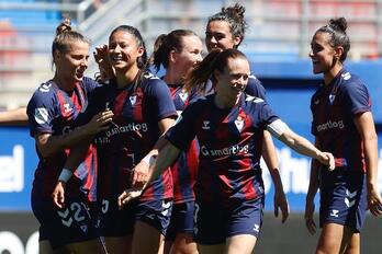 Andrea Álvarez celebra el 1-0 con sus compañeras.