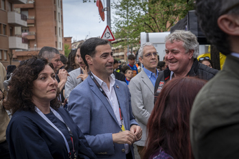Pradales, en la etapa de la Itzulia el primer día de campaña, sin tener claro si quería aparecer en las fotos o no.