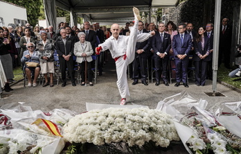 Iazko ekitaldia Gernikako bonbardaketan hildakoen omenez, hilerrian.