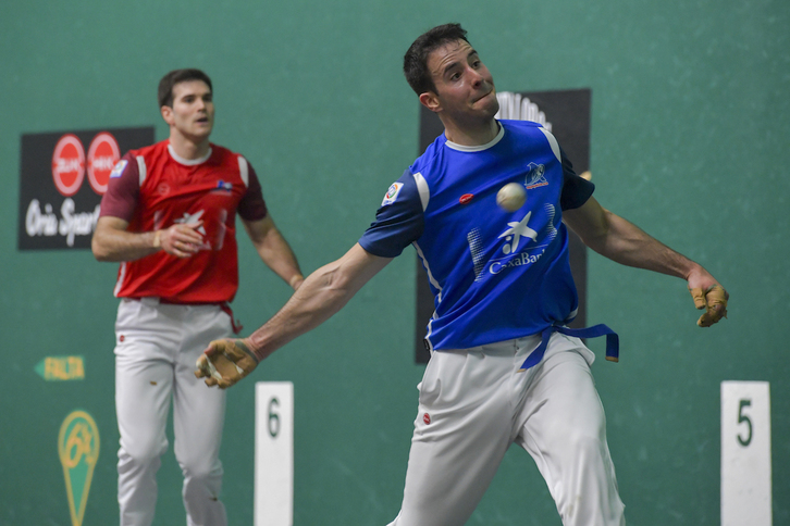 Dario Gomez, pilota eskubiz astintzen.