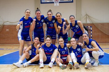 Jugadoras de la primera plantilla de Ardoi que ha conseguido el ascenso a la máxima categoría.