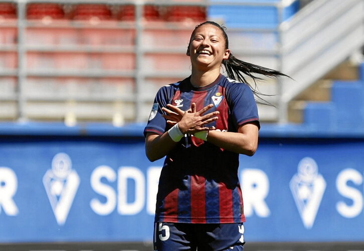 Andrea Álvarez celebra el 1-0, que anotó con un disparo desde más de cuarenta metros.