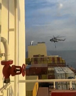 Fotograma del vídeo del asalto al buque petrolero por parte de la Guardia Revolucionaria iraní.