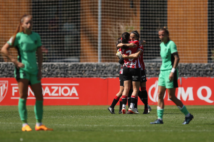 Maddi, Landaluze y Elexpuru se abrazan a la conclusión del encuentro.