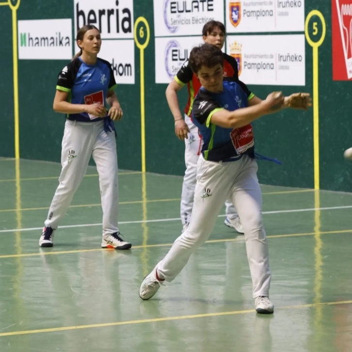 Barrokal pilota astintzen, Agirre eta Orbegozo atzean begira dituela.