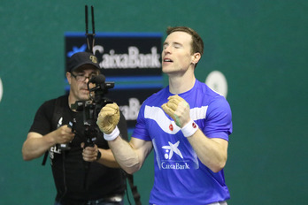 Iñaki Artola, partida amaieran garaipena ospatzen.