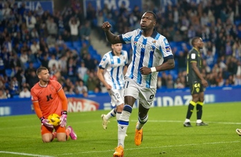 Sheraldo Becker celebra el gol marcado en un momento oportuno nada más adelantarse el Almería.