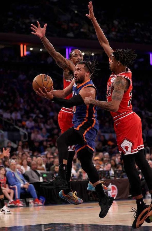 Jalen Brunson, colándose por en medio de la defensa de los Bulls, hasta lograr 40 puntos.