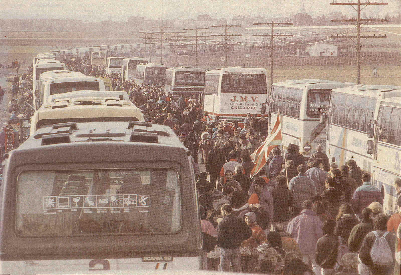 Filas interminables de autobuses y personas desplazadas a Herrera de la Mancha el 26 de diciembre de 1992. (Andoni CANELLADA I EGIN)