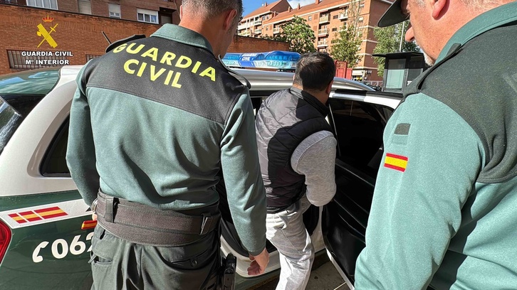 Momento de la detención del vecino de Basauri en Logroño
