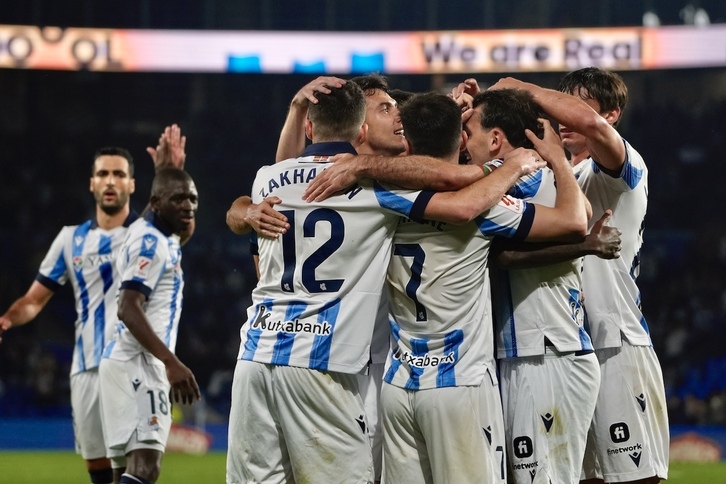 Martín Zubimendi se abraza con sus compañeros tras el segundo gol de Oyarzabal ante el Almería.