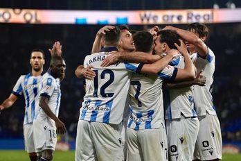 Martín Zubimendi se abraza con sus compañeros tras el segundo gol de Oyarzabal ante el Almería.