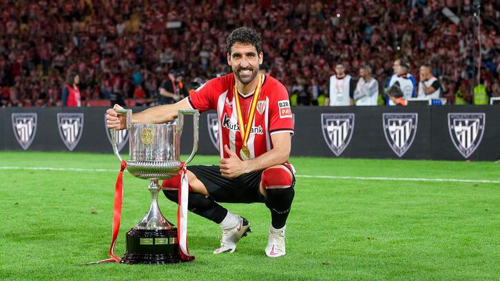 Raúl García posa con el título de Copa en La Cartuja.