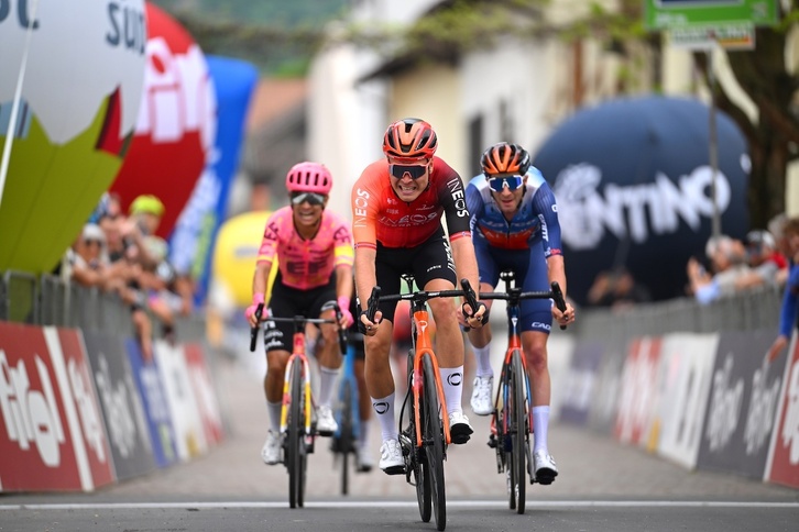 Tobias Foss ha cruzado la meta por delante de Chris Harper y Esteban Chaves.