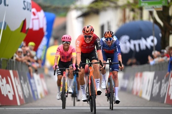 Tobias Foss ha cruzado la meta por delante de Chris Harper y Esteban Chaves.