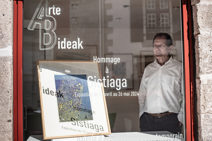 Pierre Bidegain, Arte Bideak galeriaren leihoaz bestaldean.