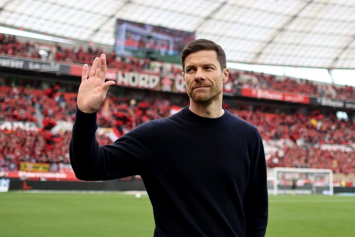 Xabi Alonso saluda al público del Bayer Leverkusen.