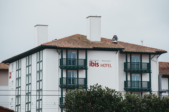 La Policía investiga como tentativa de homicidio la caída de la mujer, ocurrida el domingo en este Hotel Ibis de Ziburu.