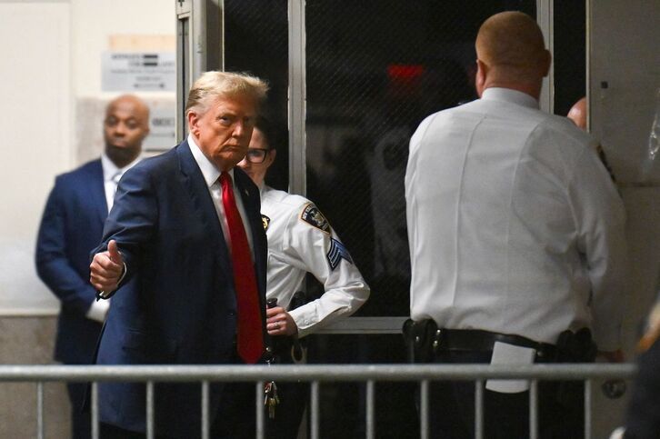 Donald Trump volviendo a entrar en sala después de un descanso en el primer día de su juicio penal.