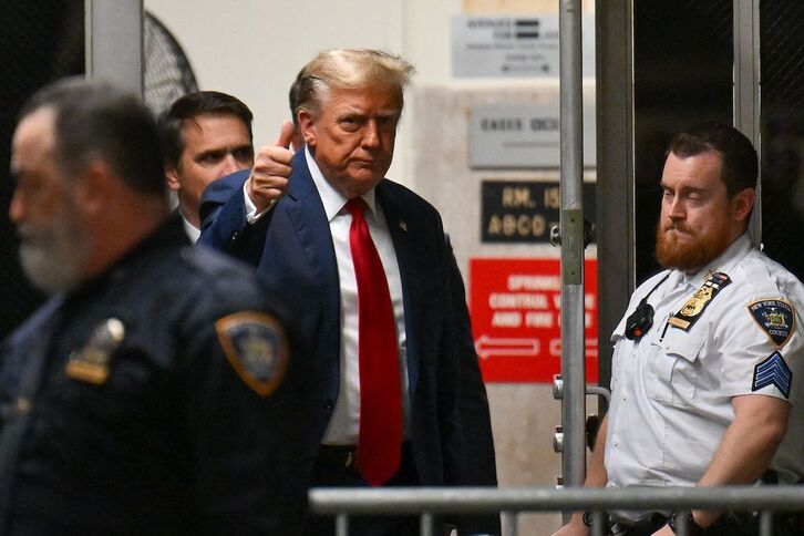 Donald Trump asiste a la primera sesión del juicio en Manhattan.