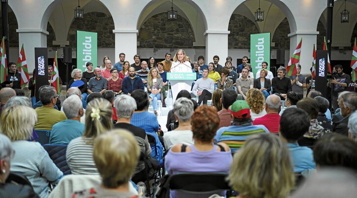 Nerea Kortajarena, en el acto político celebrado por EH Bildu en Arrasate.