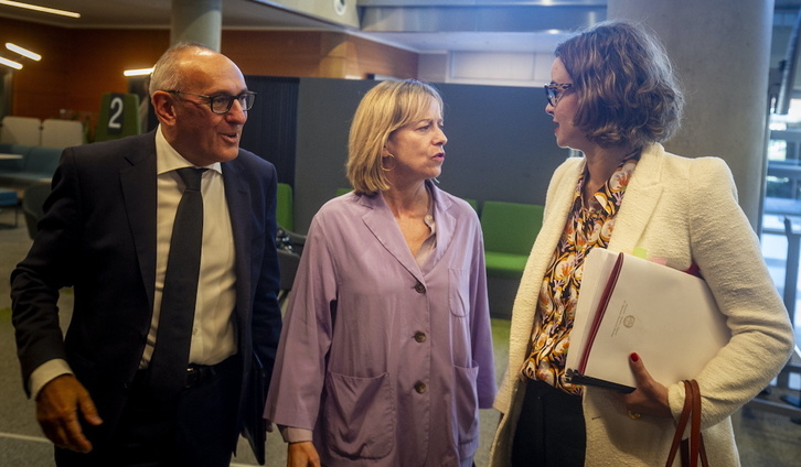 Los tres diputados generales del PNV –Ramiro González, Eider Mendoza y Elixabete Etxanobe– en la última reunión del Consejo Vasco de Finanzas.