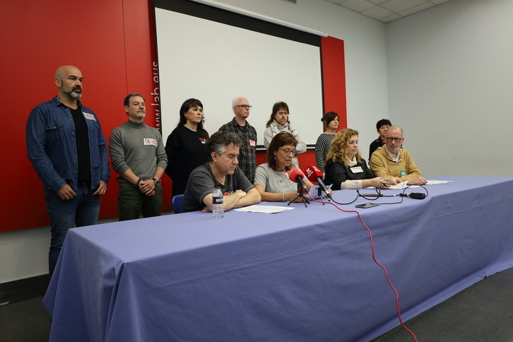 Iñigo Antepara, de Steilas; Ainhoa Etxebarria, de LAB; Begoña Palacios, de CCOO; y Gorka Orueta, de ELA, han comparecido hoy en Bilbo.