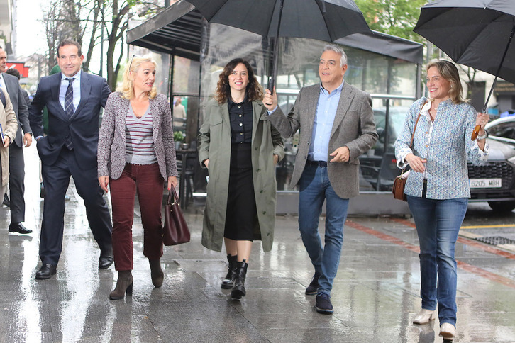 Isabel Díaz Ayuso acompañada de Javier de Andrés y otros dirigentes del PP en Bilbo.