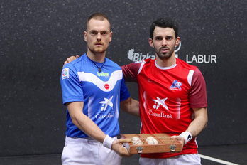 Unai Laso eta Jokin Altuna Bilbon izandako material aukeraketaren ostean.