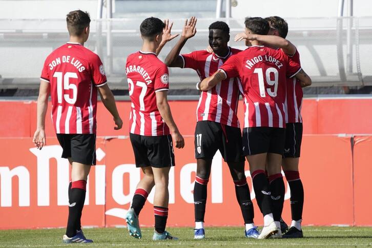 Bilbao Athleticeko jokalariak Adama Boirok Naxara taldearen aurka egindako gola ospatzen.