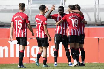 Bilbao Athleticeko jokalariak Adama Boirok Naxara taldearen aurka egindako gola ospatzen.