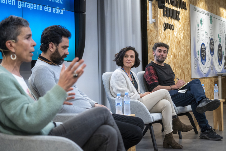 Ezker-eskuin, Olatz Arbelaitz, Xabier Saralegi, Itziar Irigoien eta Gorka Julio, Elhuyarren mahai-inguruan.