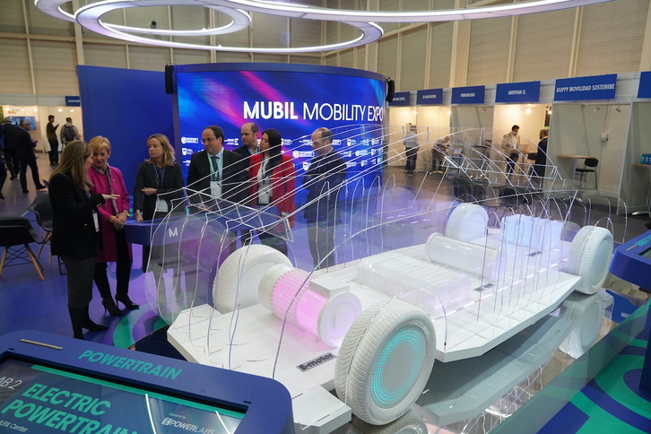 Mendoza y Tapia contemplan uno de los vehículos expuestos.