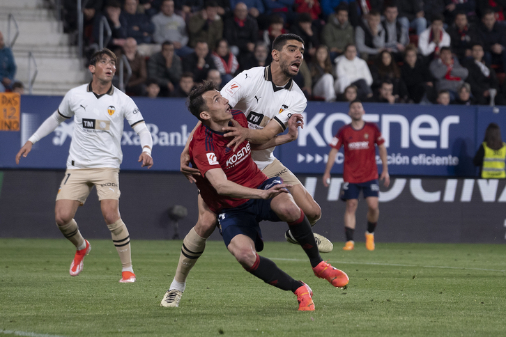 Budimir pugna con la defensa del Valencia en el aciago partido del lunes.
