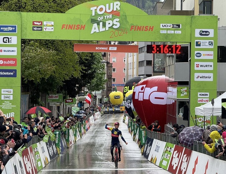 Juanpe López ha resistido la llevia y el frío para ganar en Schwaz.