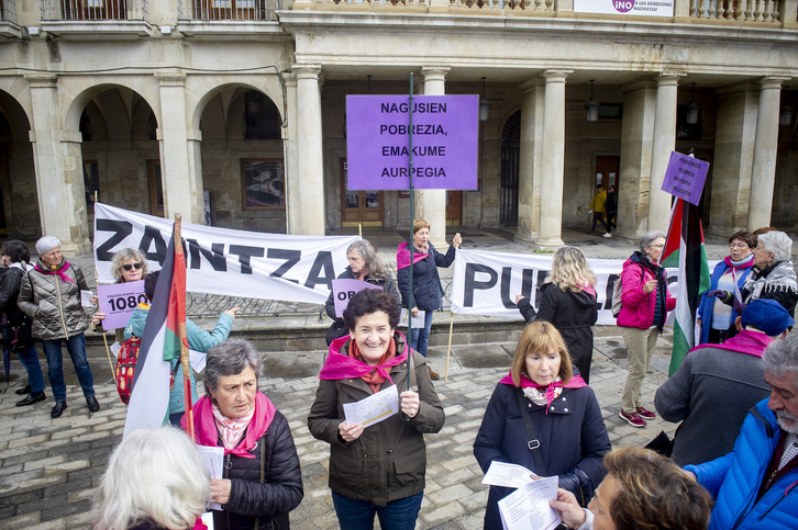 El recorrido de las mujeres pensionistas y trabajadoras ha comenzado en la Plaza Nueva, frente al Ayuntamiento de Gasteiz.