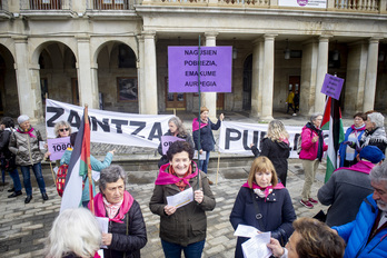 El recorrido ha comenzado en la Plaza Nueva, frente al Ayuntamiento de Gasteiz.