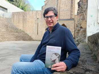 Sagastiberri, con su nueva novela entre las manos.