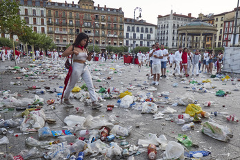 Restos de una noche sanferminera en la plaza del Castillo. 