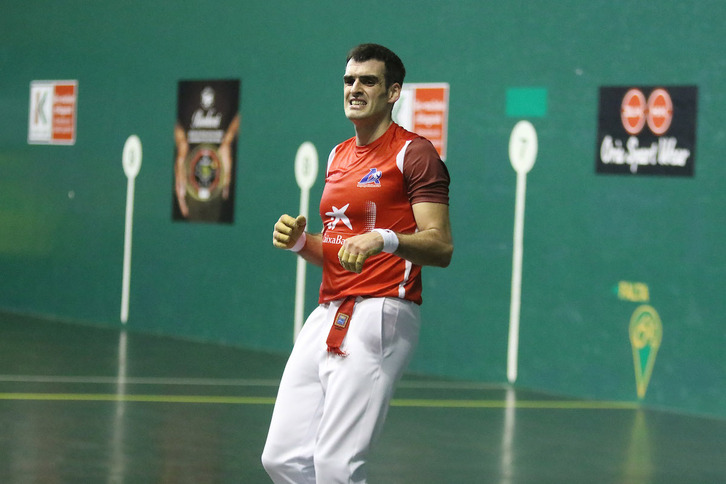 Ezkurdia, aurpegi txarrarekin, Artolaren aurkako neurketako momentu batean.