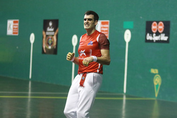 Ezkurdia, aurpegi txarrarekin, Artolaren aurkako neurketako momentu batean.