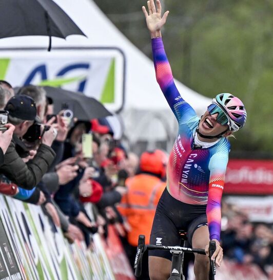 Katarzyna Niewiadoma celebra la victoria en el Muro de Huy.
