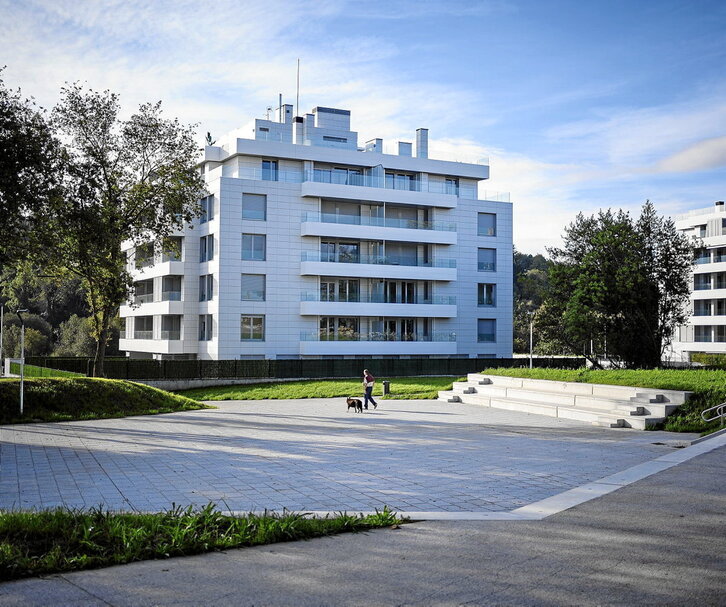 En la página anterior, viviendas de nueva construcción en Berango. Debajo de estas líneas, ofertas de venta en una agencia inmobiliaria.