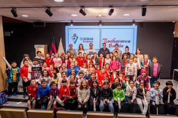 Aurtengo lehen edizioa, Joseba Etxeberria, Yerai Martin eta Elgoibarko Ikastolako ikasleekin.