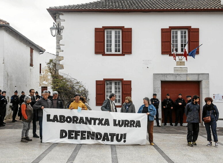 Des militants d'OSTIA se sont mobilisés devant la mairie lors du conseil municipal.
